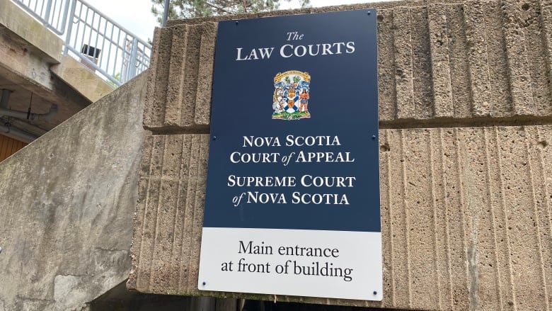 Crown attorneys to challenge letters of reprimand over October walkout